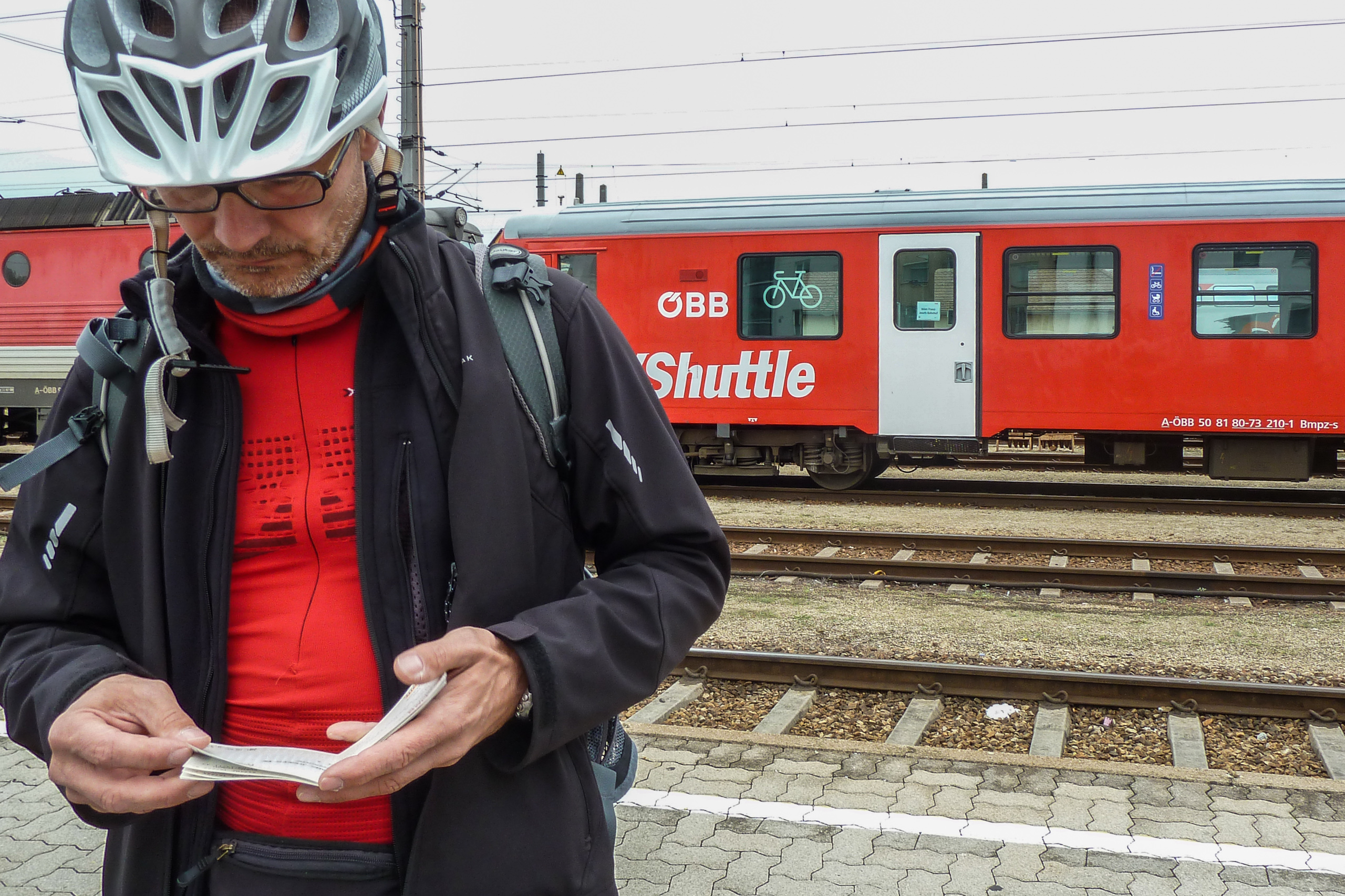 Am Bahnhof – vor dem ÖBB-Radshuttle